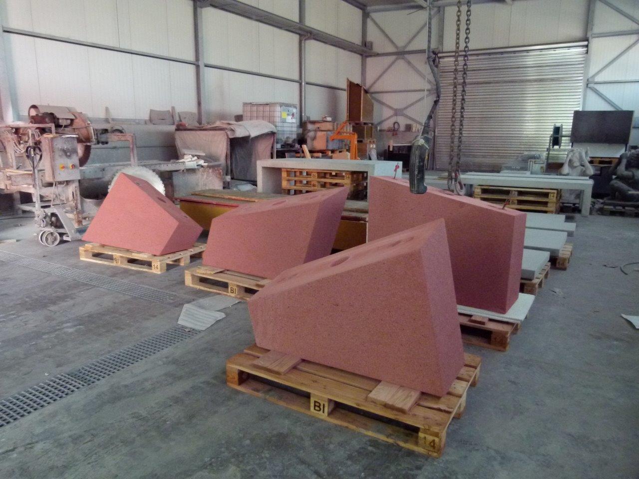 Einzelteile das Waldenserdenkmals im Betonwerk