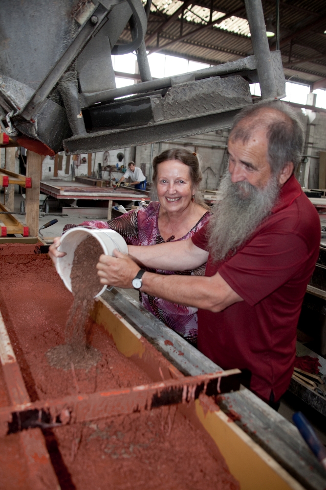 Das Künstlerpaar Barbara Jäger und OMI Riesterer am 23.07.2015  in der Fa. Birkenmeier in Breisach bei Zuschütten der Heimaterde. (Foto von Thilo Mechau)