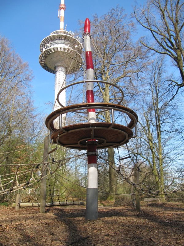 Fernmeldeturm Grünwettersbach mit Waldspielplatz