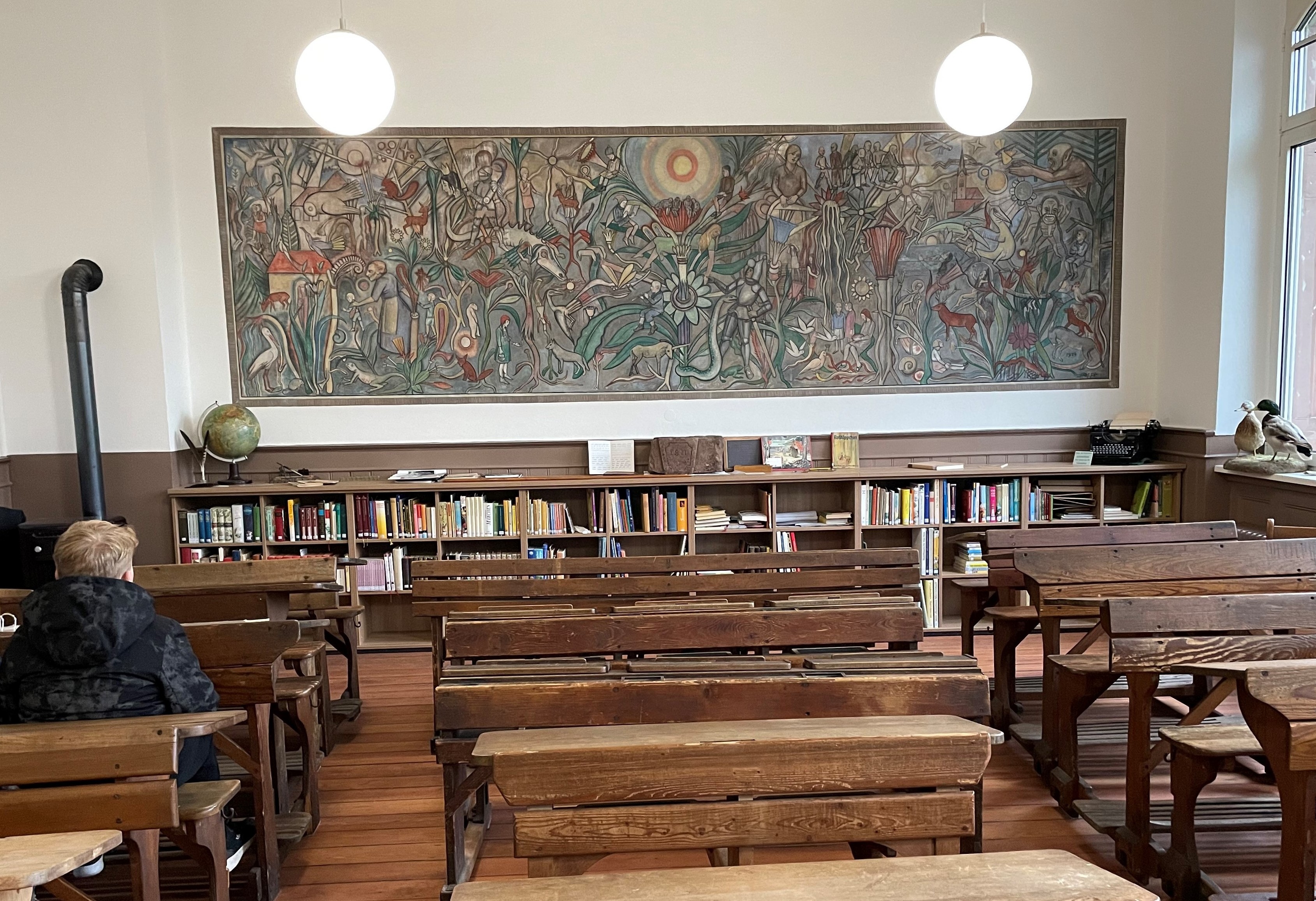 Historisches Klassenzimmer im Schulmuseum Palmbach mit Wandgemälde Historisches Klassenzimmer im Schulmuseum Palmbach mit Wandgemälde