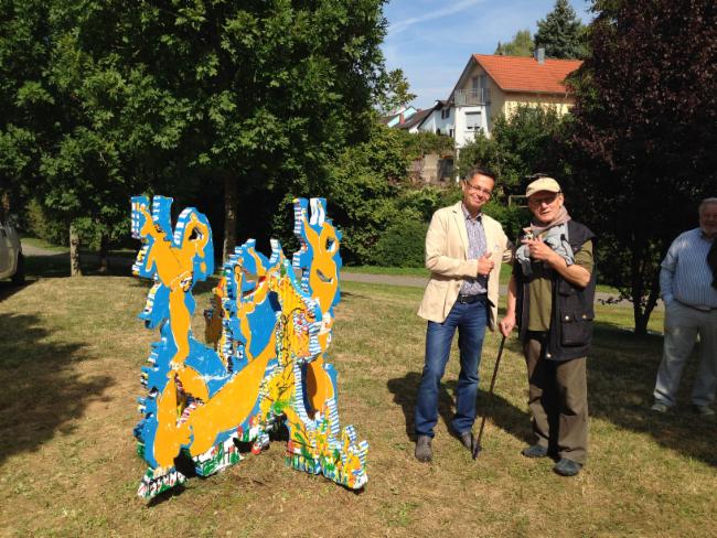 Dr. Hans Bittighofer (1. Vorsitzender von Kultart e.V.) mit dem Künstler Uwe Lindau und seinem Werk Dr. Hans Bittighofer (1. Vorsitzender von Kultart e.V.) mit dem Künstler Uwe Lindau und seinem Werk