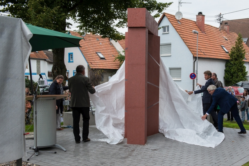 Das Waldenserdenkmal wird enthüllt Das Waldenserdenkmal wird enthüllt