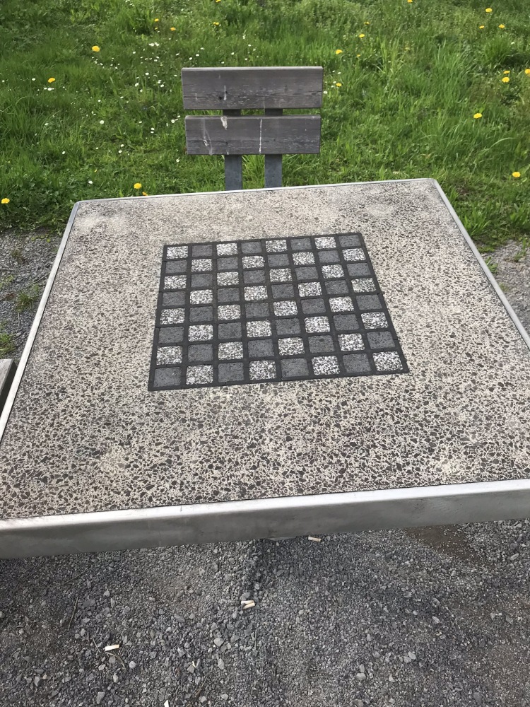 Schachspiel im Skulpturenpark Wettersbach