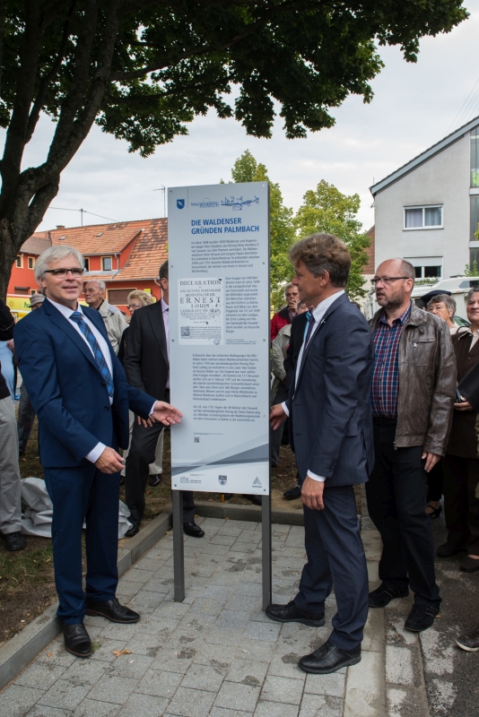 Der Waldenserweg wir durch das Enthüllen einer Stele eröffnet