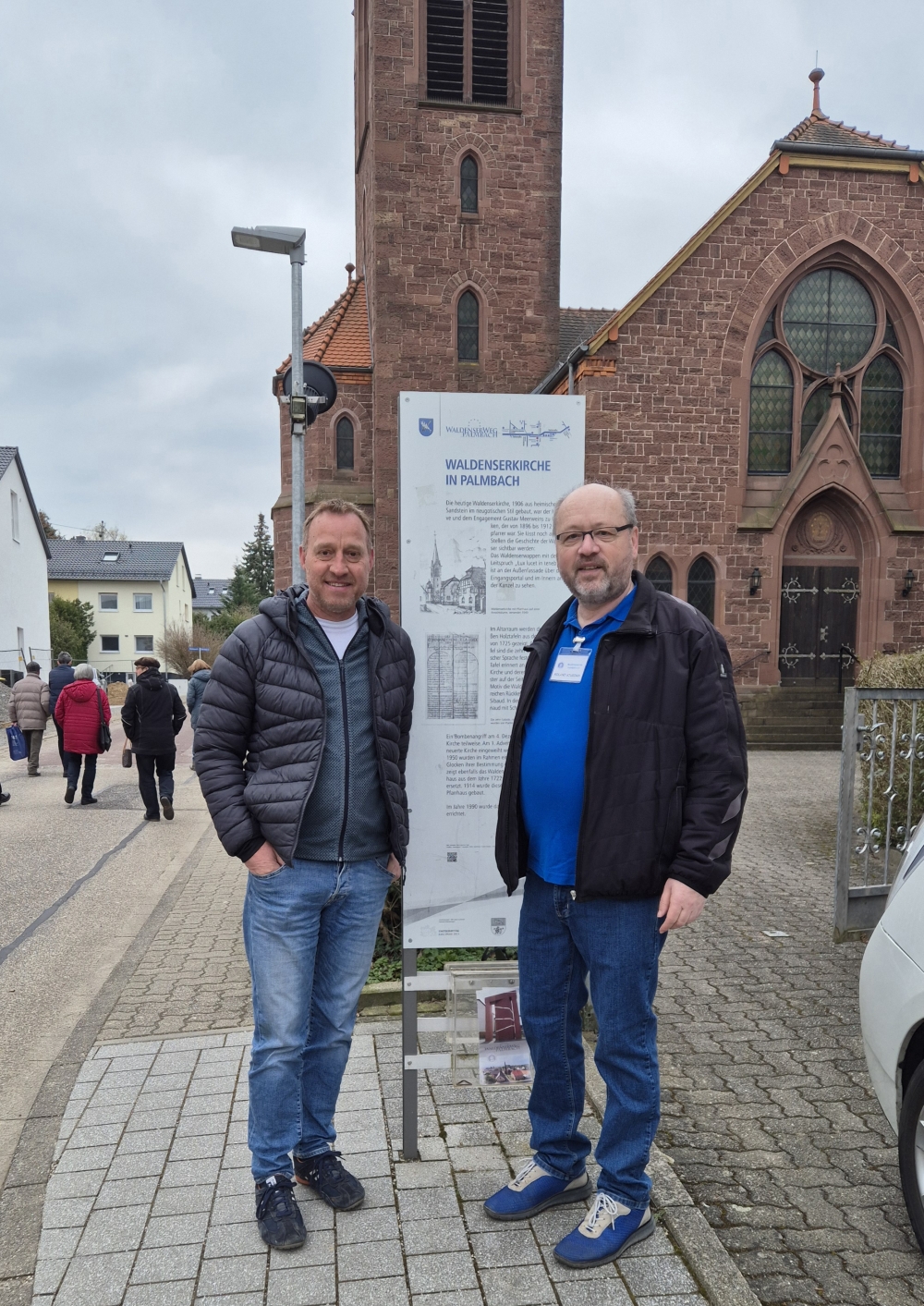 Stefan Mondon und Roland Jourdan vor der Waldenserkirche Palmbach